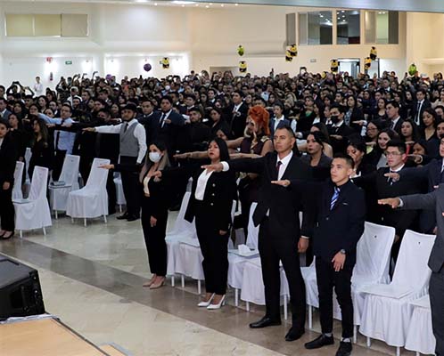 Recibe con orgullo su título universitario 2